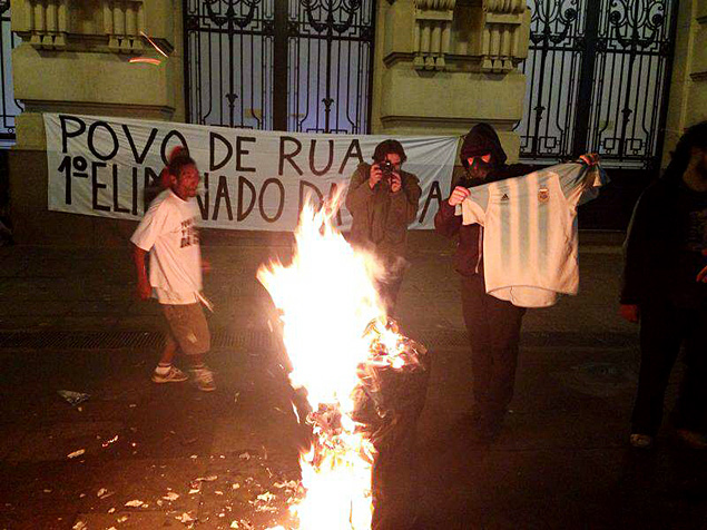 Rplica da taa da Copa e camisa da seleo brasileira durante ato de moradores de rua em SP