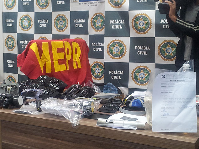 Artigos apreendidos pela polícia após prisão de manifestantes no Rio
