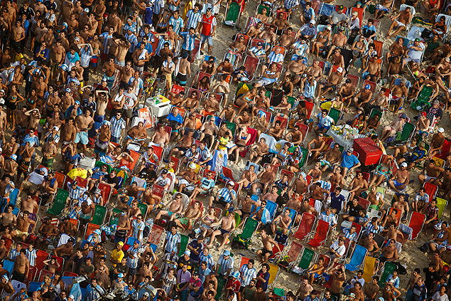 Torcedores assistem ao jogo das oitavas de final entre Argentina e Sua, em telo na praia de Copacabana
