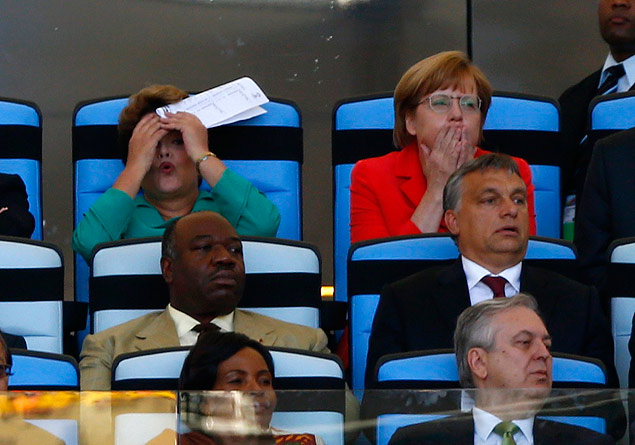 A presidente brasileira Dilma Rousseff assiste  final ao lado da chanceler alem Angela Merkel