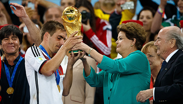 A presidente Dilma Rousseff entrega a taa da Copa do Mundo para Philipp Lahm, capito da Alemanha
