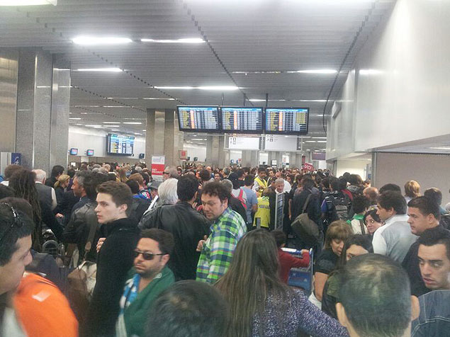 Legenda: Argentinos lotam terminal 1 do aeroporto do Galeo, no Rio, nesta segunda-feira (14) de recorde de voos com destino a Buenos AiresCrdito: Diana Brito/Folhapress