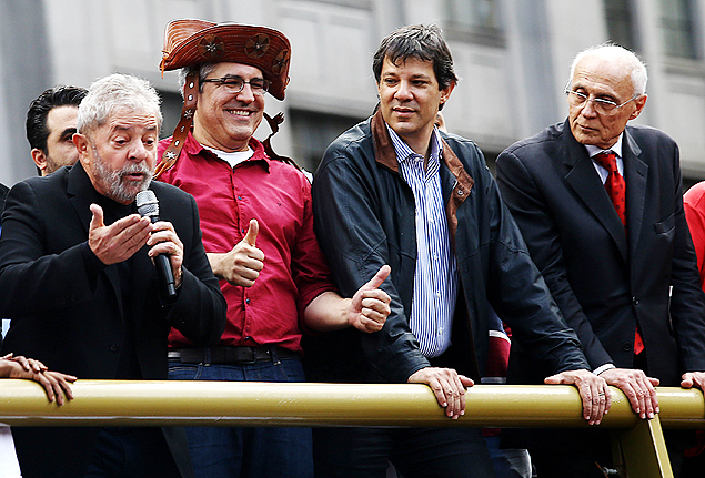 Alexandre Padilha (PT), o ex-Presidente Lula e Fernando Haddad em frente a Catedral S, em So Paulo