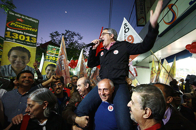O senador Eduardo Suplicy carrega nos ombros o candidato ao governo de SP, Alexandre Padilha
