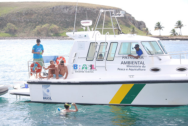 Servidores federais em lancha da Patrulha Ambiental, do Ministrio da Pesca, no arquiplago dos Abrolhos, na Bahia