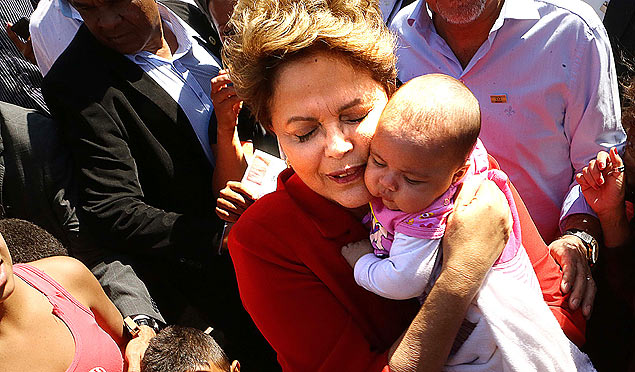 A presidente Dilma Rousseff visita unidade de saúde em Guarulhos em clima de campanha