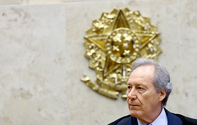 O ministro Ricardo Lewandowski preside a primeira sesso do Supremo Tribual Federal aps a publicao da aposentadoria de Joaquim Barbosa