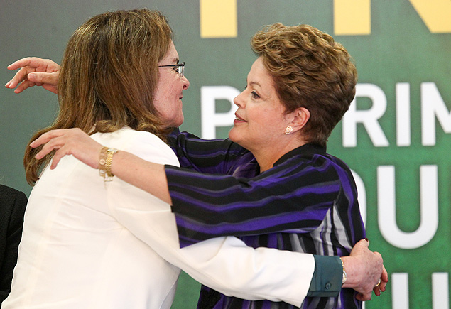 Dilma cumprimenta Graa Foster durante cerimnia no Palcio do Planalto, em Braslia 