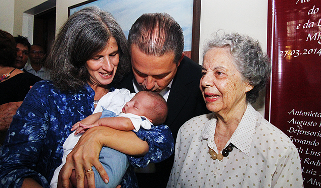 Renata Campos com o filho Miguel, Eduardo Campos e Magdalena Arraes, em evento no Recife, em maro passado