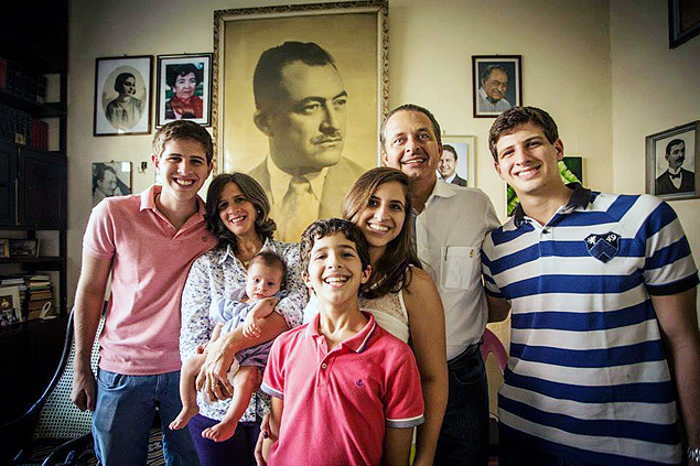 Imagem mostra Campos com a sua mulher, Renata, os cinco filhos; Joo Henrique est  direita