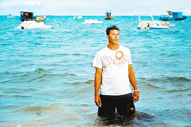 O barqueiro Adelson Porfirio de Souza, na praia de Suape, em foto de Severo com o auxlio do reprter