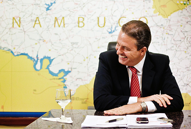 O ento governador Campos durante entrevista em seu gabinete, em foto de Severo