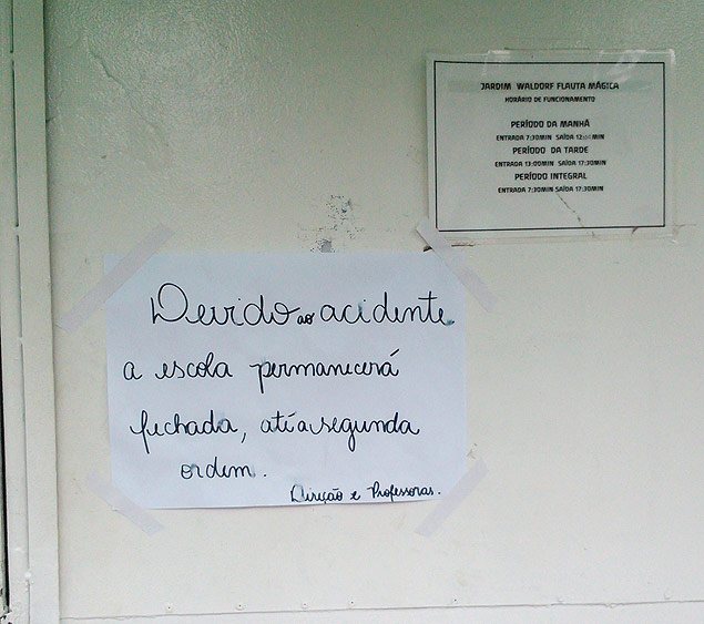Mensagem na porta da escola Flauta Mgica avisa que no haver aula