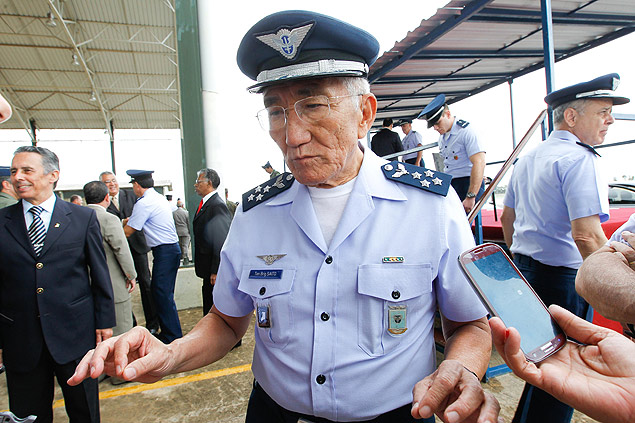 O comandante-geral da Aeronáutica, Juniti Saito, chega à base aérea de Anápolis (GO)