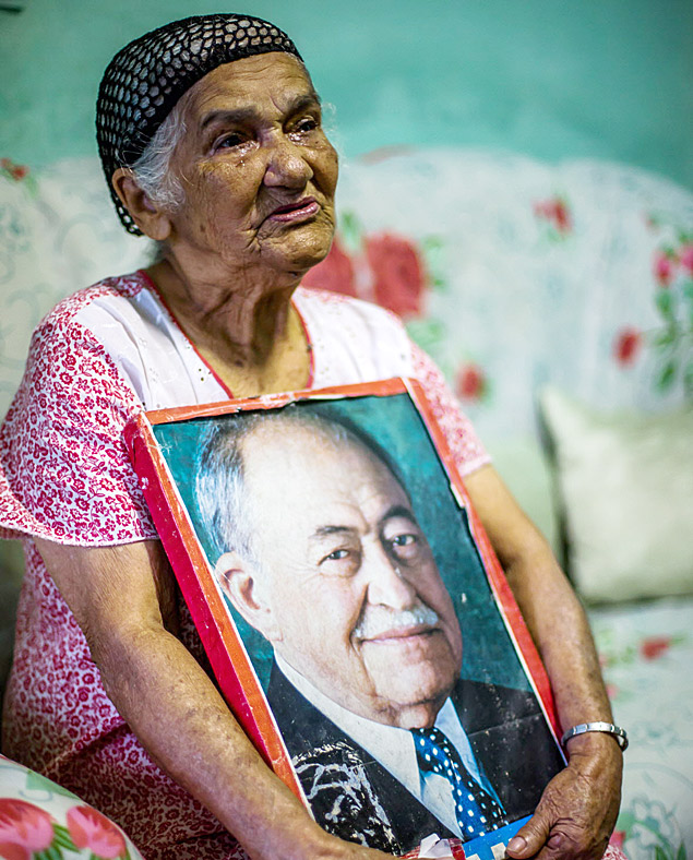 A trabalhadora rural aposentada, Maria Delmira da Silva, 81, com foto de Miguel Arraes nas mos, chora a 3 dias a morte de Eduardo Campos