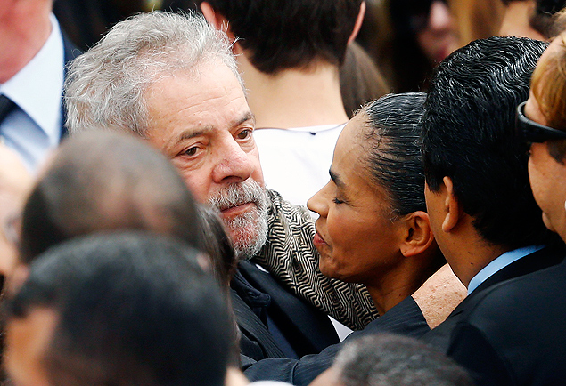 Lula da Silva embraces Marina Silva during the wake for former presidential candidate Eduardo Campos 