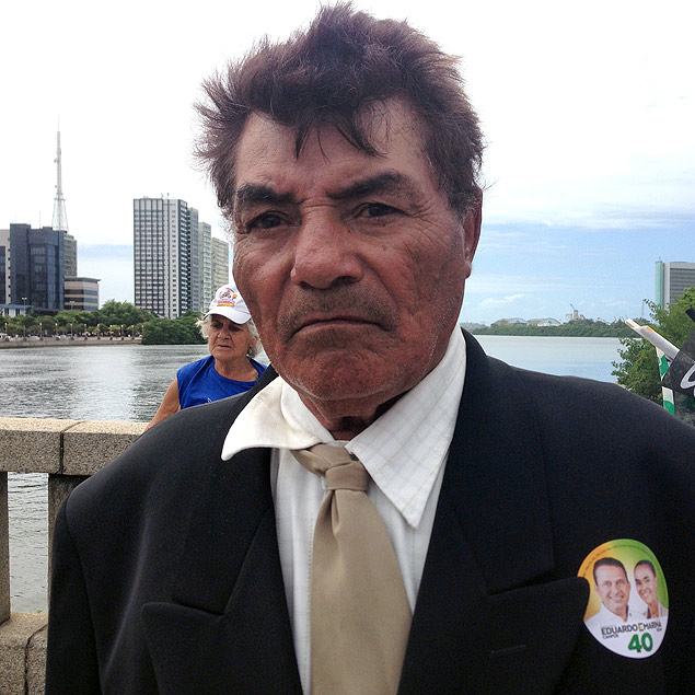 O fogueteiro Demilton Gomes, 68 viajou por 12 horas em nibuspara acompanhar o velrio