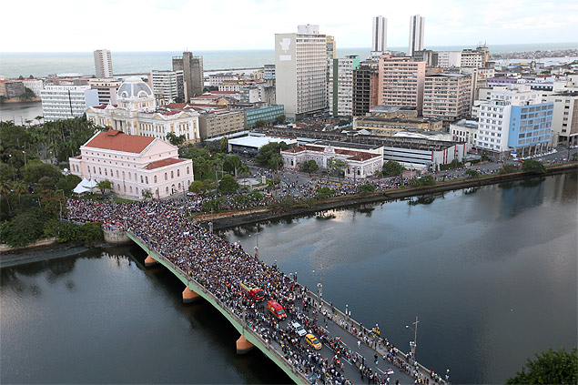 Caixo com Eduardo Campos  transportado por um caminho do Corpo de Bombeiros pelas ruas de Recife, em meio a uma multido
