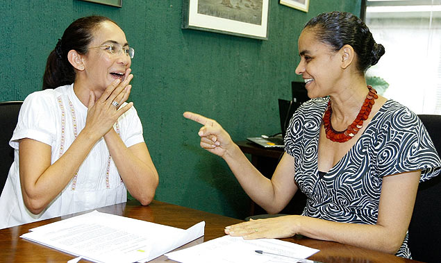 Marina Silva (à dir.) e Heloísa Helena conversando no Senado Federal, em Brasília (DF) em 2014