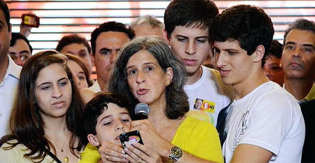 Acompanhada dos filhos, Renata Campos discursa durante evento do PSB em Pernambuco