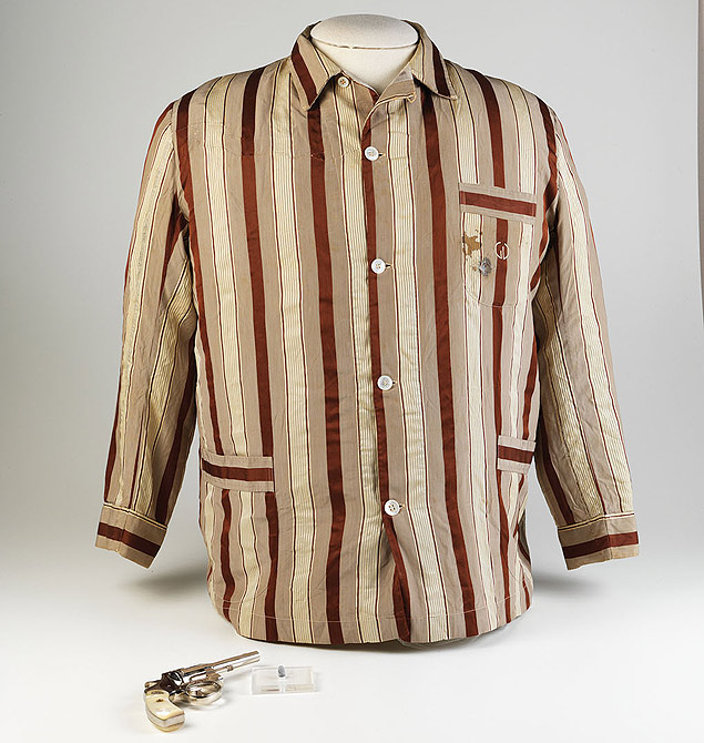 Paleto do pijama de seda que Getlio Vargas usava quando se suicidou, em 1954