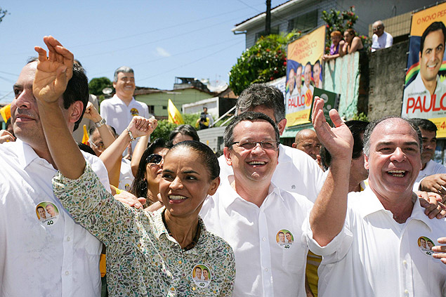 Marina Silva, ao lado de seu vice, Beto Albuquerque, cumprimenta eleitores no Recife (PE)