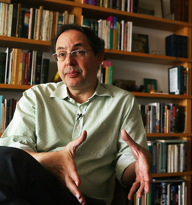 O economista Eduardo Giannetti em seu apartamento em So Paulo