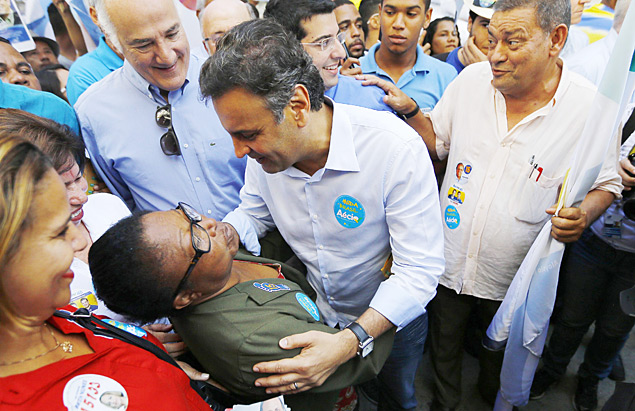 O candidato a presidente Acio Neves (PSDB) durante visita a centro de abrigos de idosos, no Rio