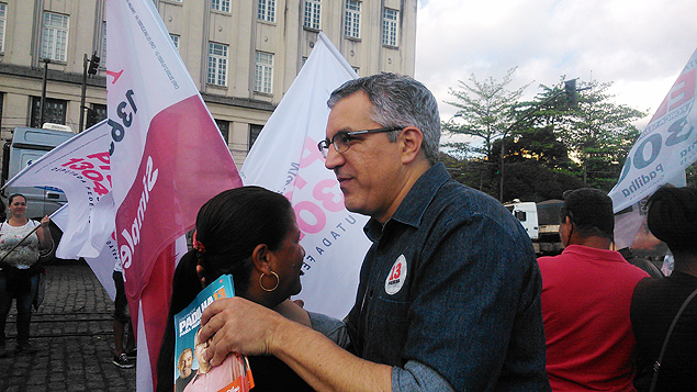 O candidato petista ao governo paulista, Alexandre Padilha, em caminhada em Santos