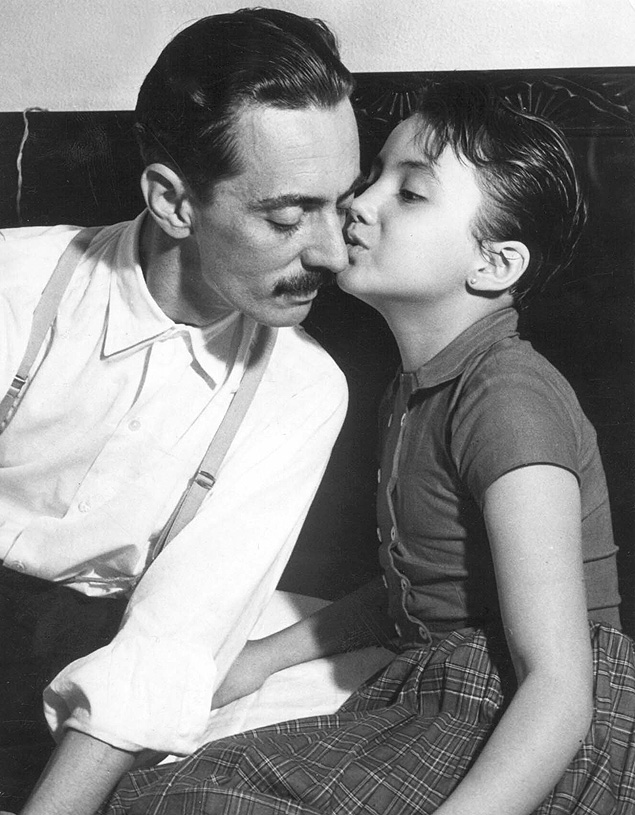 ORG XMIT: 541701_0.tif Jnio Quadros recebe um beijo de sua filha, Dirce, aps vitria na eleio para a prefeitura de So Paulo (SP) em 1953. (So Paulo, SP. 25.03.1953. Foto de Folhapress) 