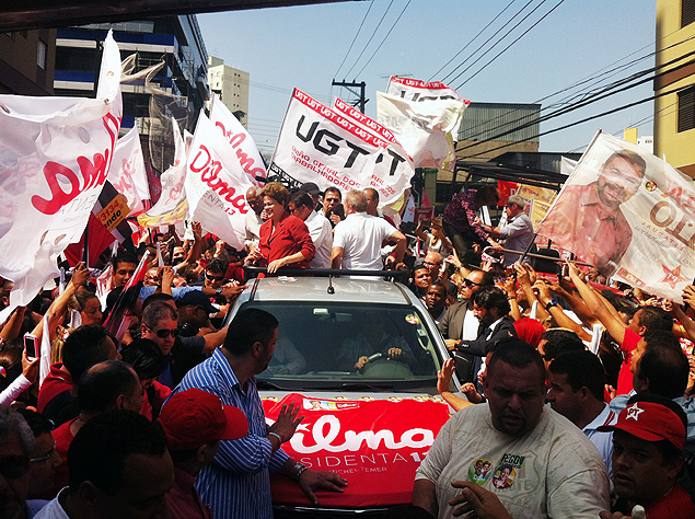 A candidata  reeleio, Dilma Rousseff, participou de uma carreata ao lado do ex-presidente Lula em SP