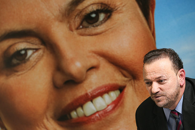 Edinho Silva, tesoureiro da campanha de Dilma em sua sala no comit central da campanha, em Braslia