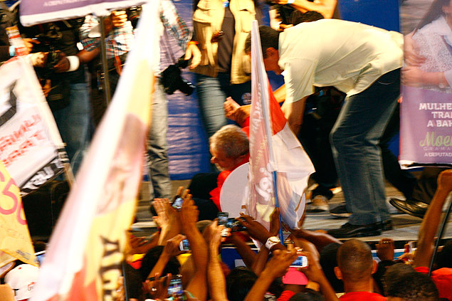 Lula leva tombo no palco durante comício realizado em Salvador (BA)