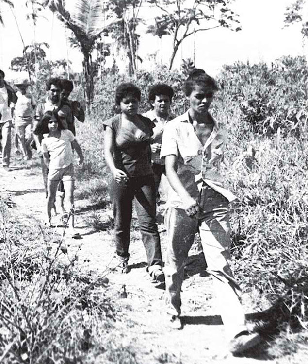 Em Xapuri (AC), Marina lidera seringueiros contra derrubada de árvores nos anos 80