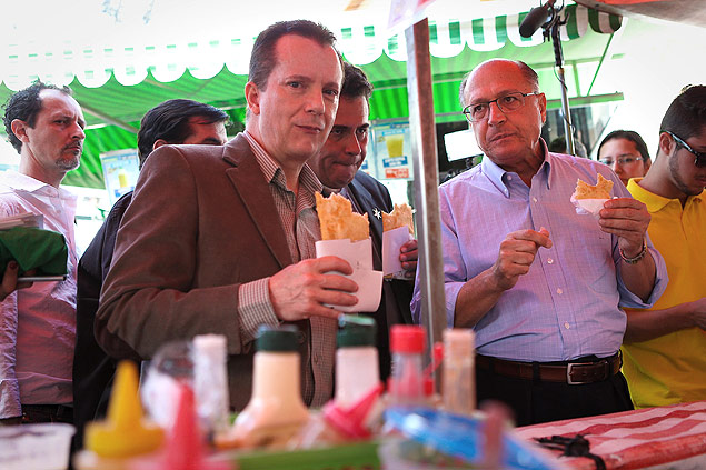 Russomanno ( esq.) e Alckmin comem pastel em visita a Brasilndia, na zona norte de SP