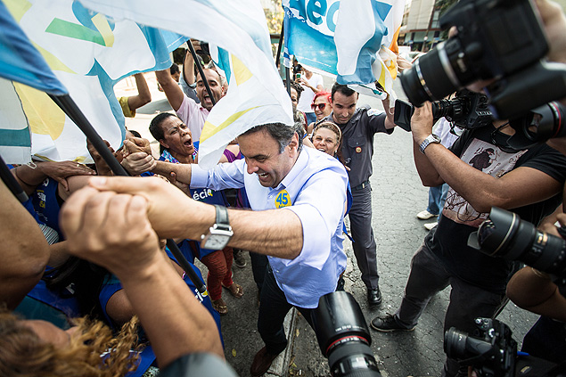 O candidato ao Planalto Aécio Neves (PSDB) visita centro da Polícia Militar em São Paulo