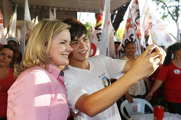A ex-ministra Gleisi Hoffmann durante caminhada pelo centro de Maringá em campanha para o governo do PR