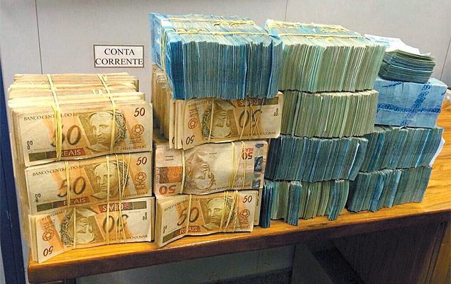 R$ 1,4 milho apreendido em endereo de um dos suspeitos de envolvimento em fraude