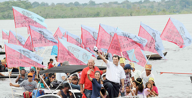 Candidato do PMDB, Eduardo Braga (de branco) percorre o rio Solimes em caravana de quatro dias