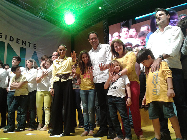 Marina Silva (PSB) em comício no Recife ao lado de parentes do ex-governador Eduardo Campos 