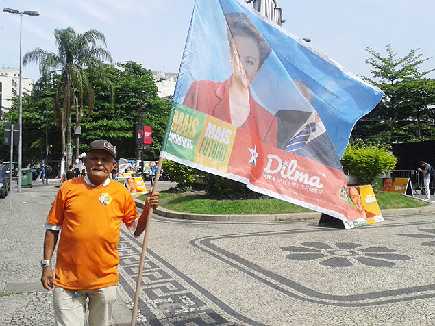 Jackson Bernardo dos Santos, com bandeira da campanha  reeleio de Dilma Rousseff
