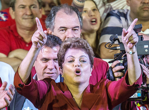 O ministro da Casa Civil, Aloizio Mercadante (atrs de Dilma) acompanha comcio em So Paulo