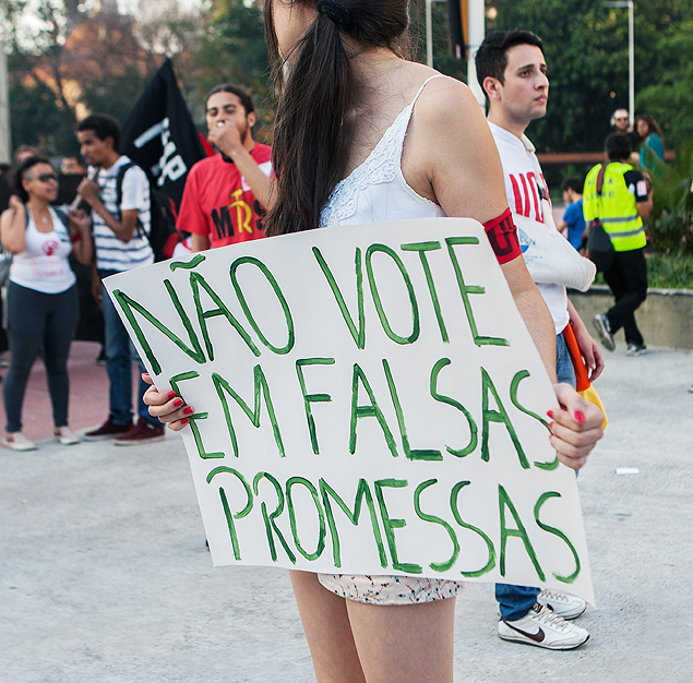 SAO PAULO - SP - 13.09.2014 - Protesto a favor do voto nulo comecou em frente ao Theatro Municpal e terminou no Masp, na Avenida Paulista. (Foto: Raquel Cunha/Folhapress, PODER) ***EXCLUSIVO***