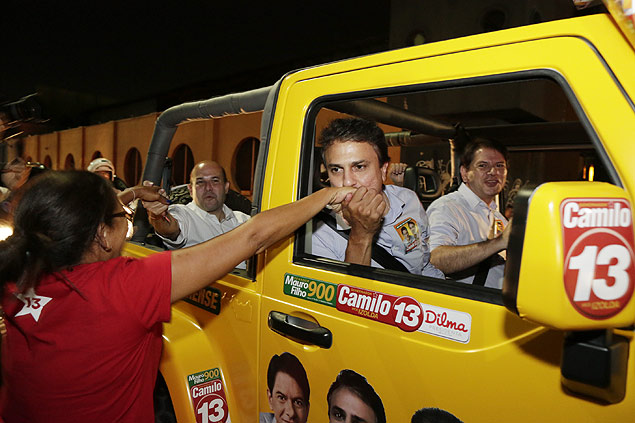 Camilo Santana (PT) durante campanha no CE, com Cid Gomes (Pros) ao volante