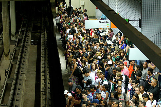 Passageiros aguardam o metr na rodoviria do Plano Piloto, em Braslia; passagem ficou mais cara