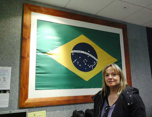 Christiane Dias, 52, abriu as eleições 2014, ao votar na embaixada brasileira em Wellington, na Nova Zelândia