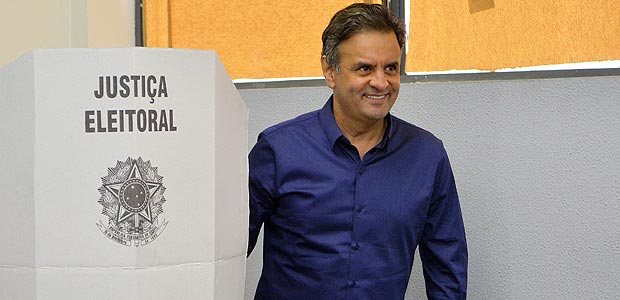 Acio Neves aps votar, em Belo Horizonte