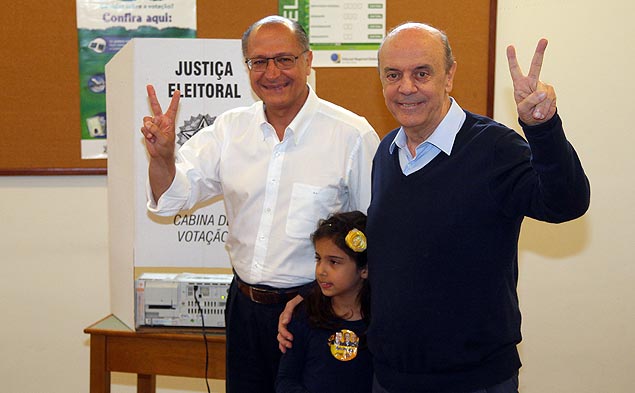 Governador de São Paulo reeleito, Geraldo Alckmin (PSDB), ao lado de José Serra, eleito senador