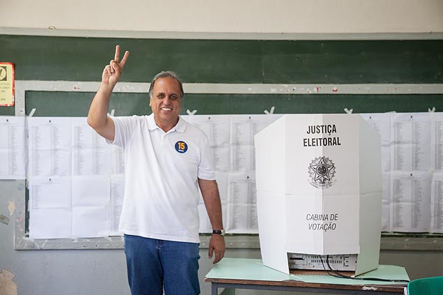 Candidato a governador do estado do Rio de Janeiro, Pezão, vota na escola em que estudou quando pequeno em sua cidade natal, Pirai