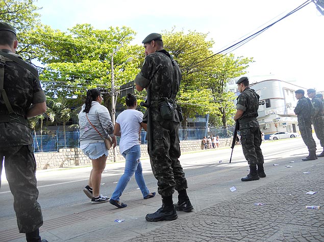 Homens do Exrcito montam barreira no entorno do Instituto Estadual de Educao, um dos maiores postos de votao de Florianpolis